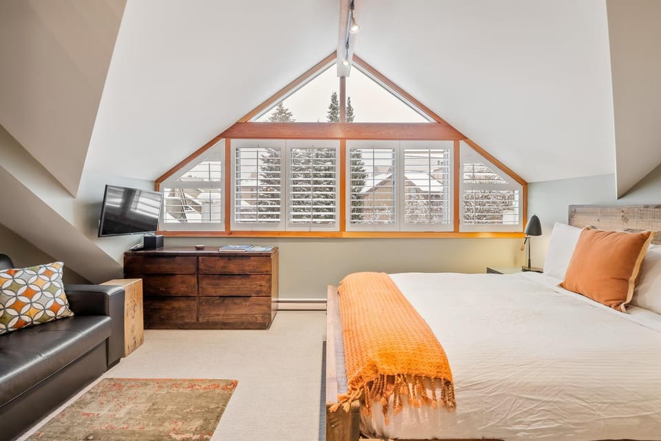 The Den, Heart of Village, Free Parking Apartment in Whistler
