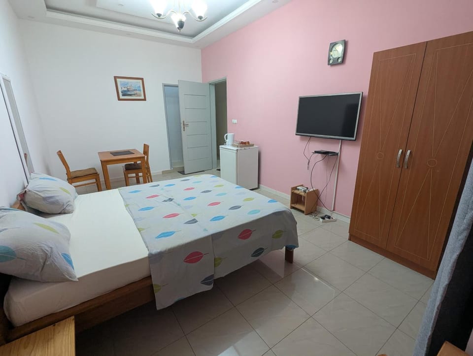 Bed, TV and multimedia, Photo of the whole room, wardrobe