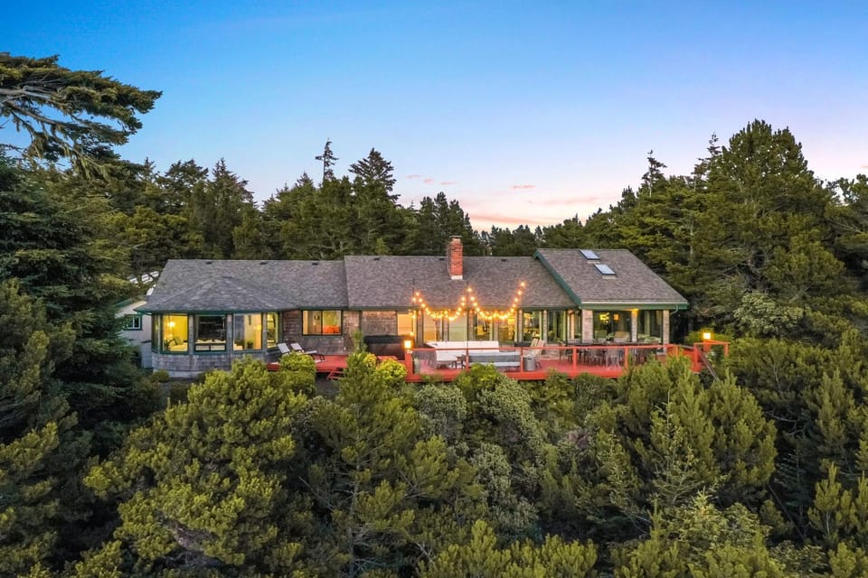 Riverfront! Family Friendly, Hot Tub, Fire Pit, EV House in Oregon