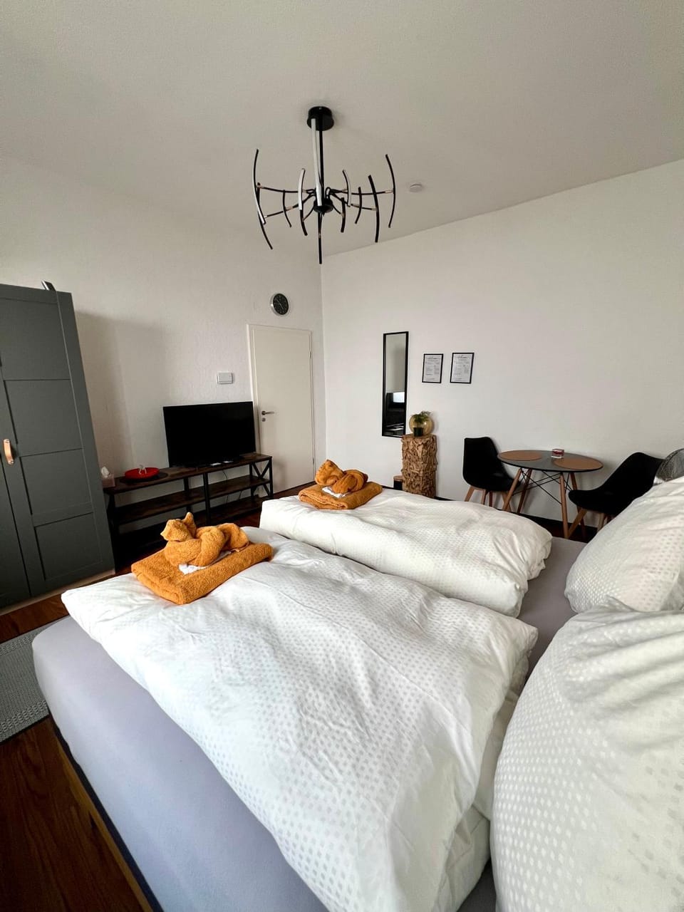 Bed, TV and multimedia, Photo of the whole room, Bedroom
