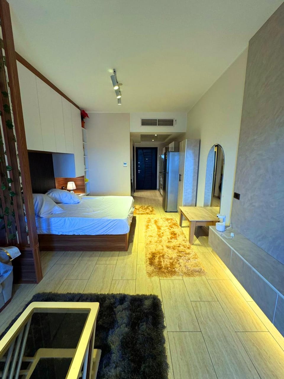 Bed, room service
