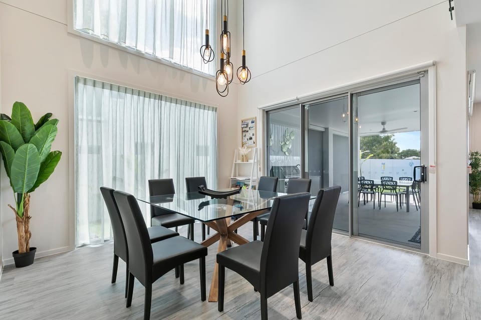 Ocean Escape - Majestic, Luxurious Canal Home House in Sandstone Point