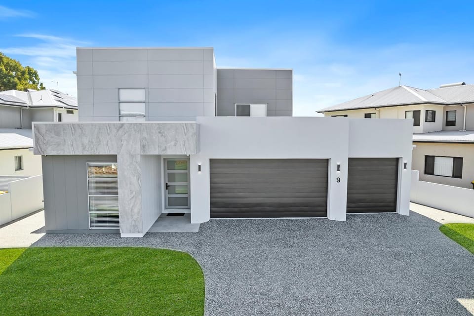 Ocean Escape - Majestic, Luxurious Canal Home House in Sandstone Point
