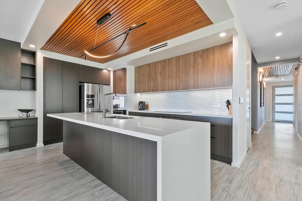 Ocean Escape - Majestic, Luxurious Canal Home House in Sandstone Point