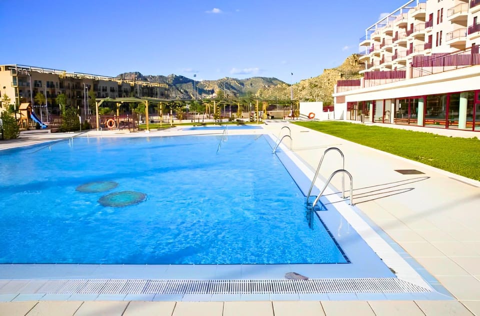 Property building, Day, Pool view, Swimming pool, Swimming pool, Open Air Bath
