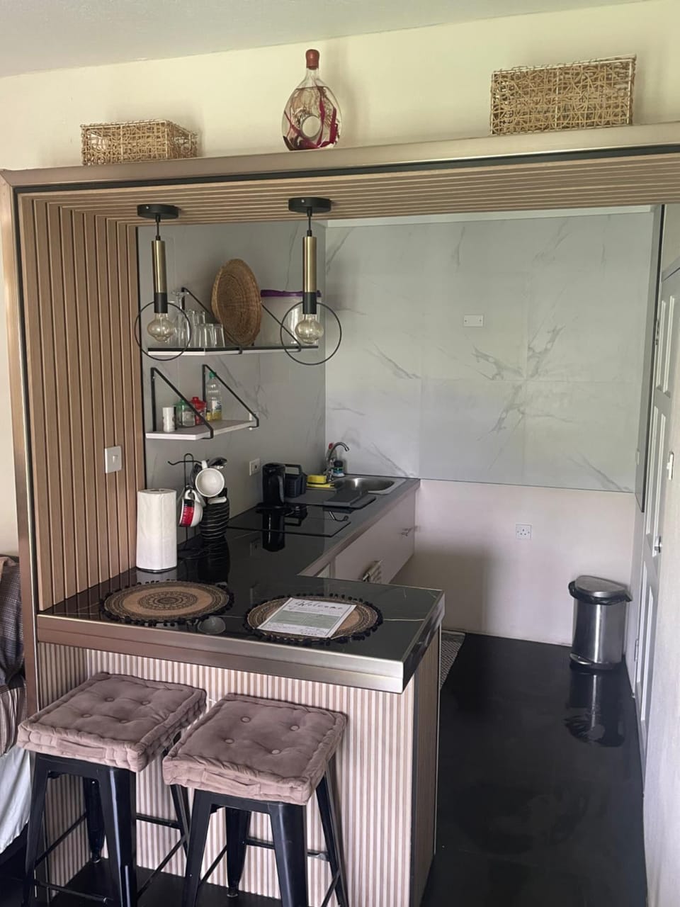 Scarlett Studios 1-US EMBASSY & America Uni 7 Mins Drive- Lloyd Erskine Centre & Ross Uni 5 Mins Drive - Holidays-The 1 Night Res Inc AIRPORT & EMBASSY Round Trip 2nd Option Inc Breakfast -Choose Opt 2 For Car Rental with Accom Apartment in Bridgetown