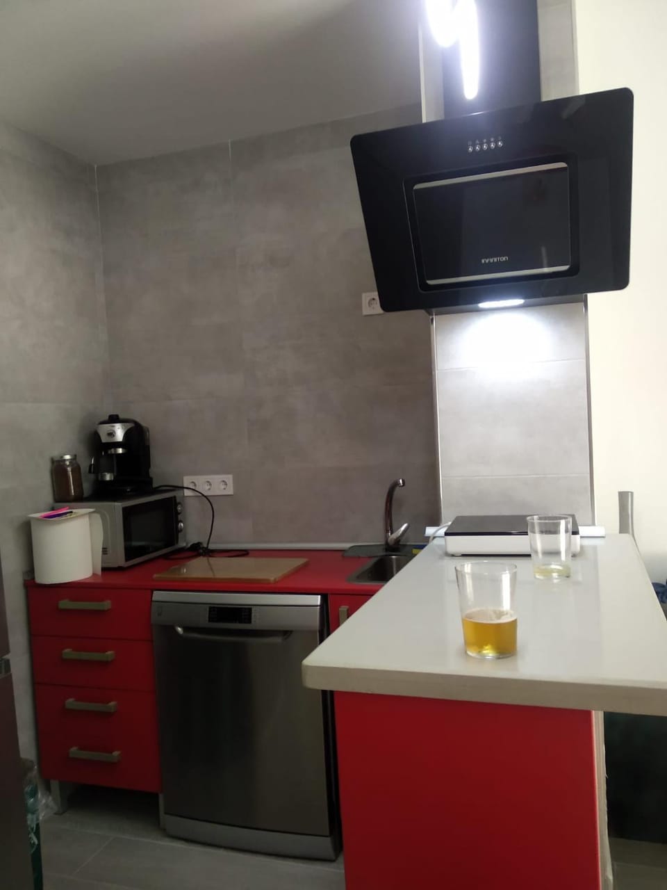 Coffee/tea facilities, Kitchen or kitchenette, stove