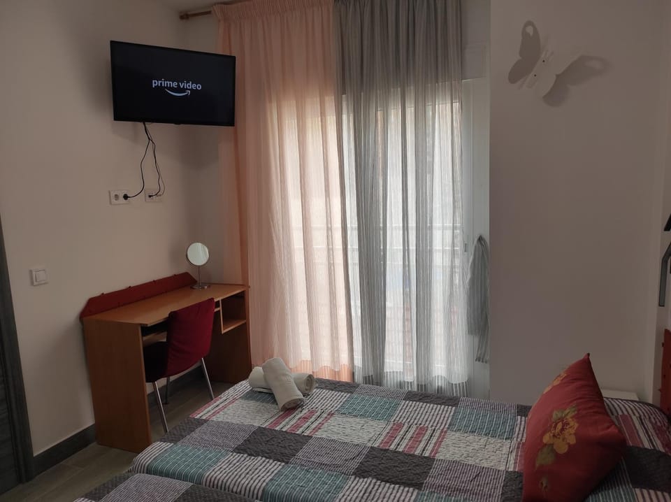 Bed, TV and multimedia, Photo of the whole room, Seating area, Bedroom, air conditioner