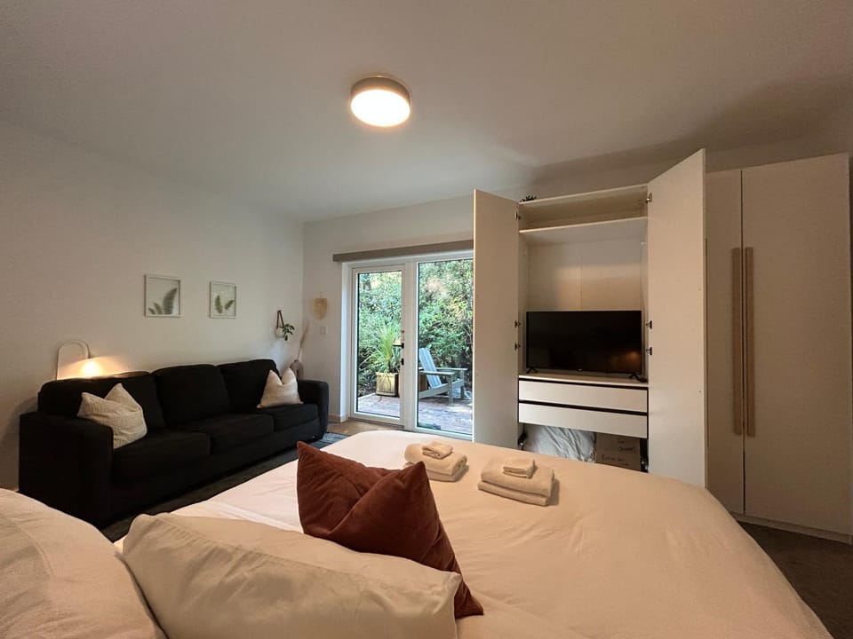 TV and multimedia, Photo of the whole room, Seating area, Bedroom, wardrobe
