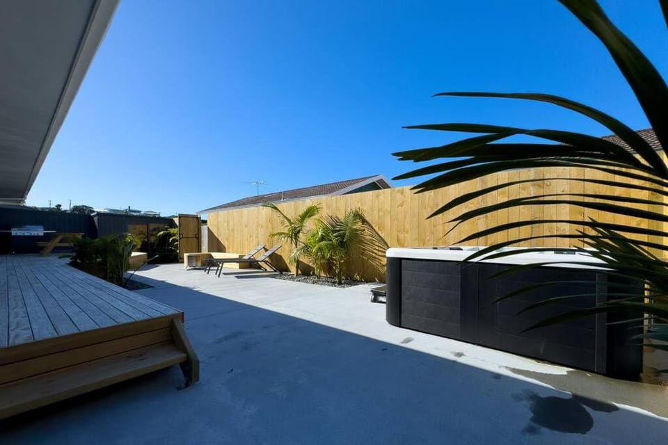 Tranquil Retreat in Red Beach House in Auckland Region