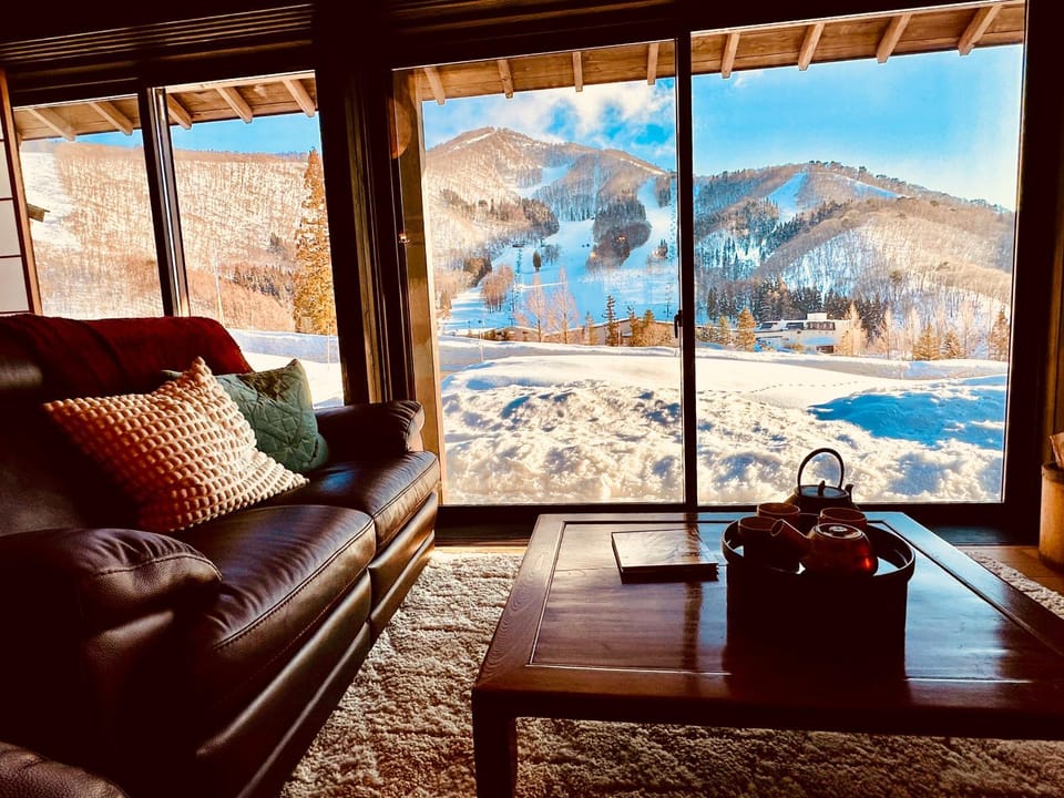 Natural landscape, Skiing, Lounge or bar, Seating area, Mountain view