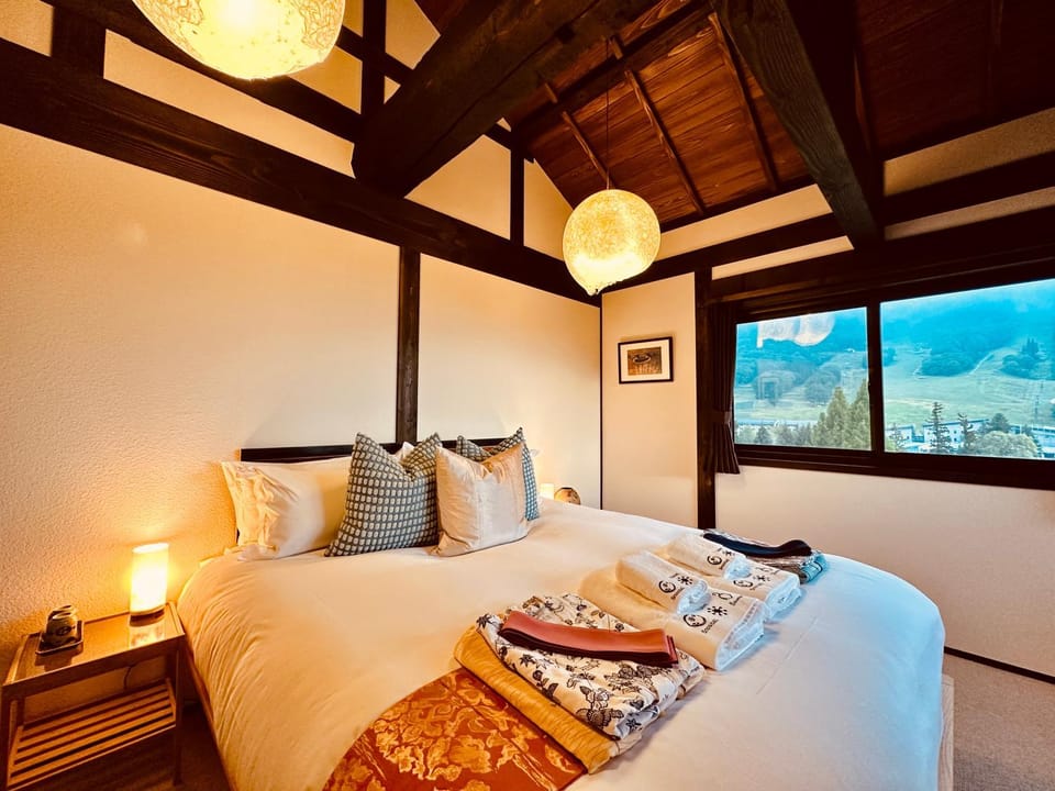 Bed, Natural landscape, Photo of the whole room, Bedroom, Mountain view