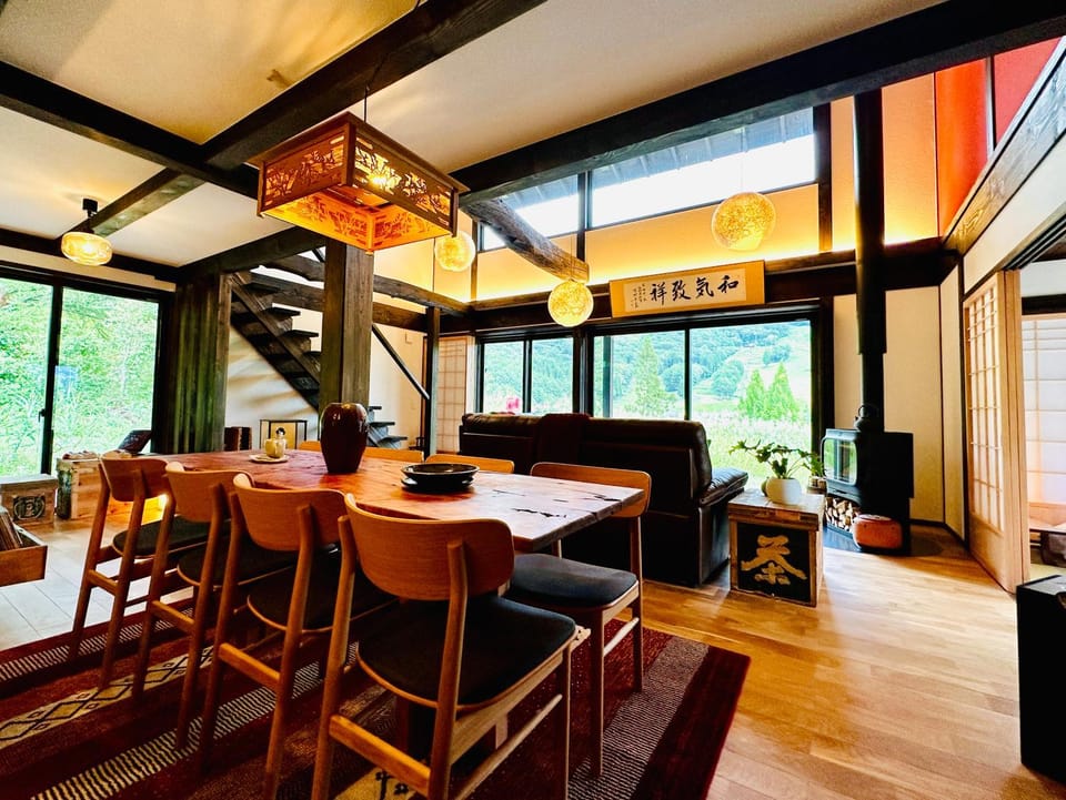 Living room, Seating area, Dining area, fireplace