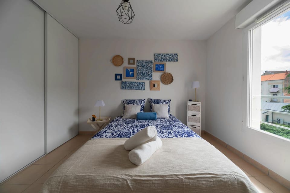 Bed, Bedroom, towels