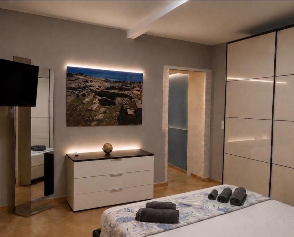 Bed, TV and multimedia, Photo of the whole room, Bedroom, towels, wardrobe