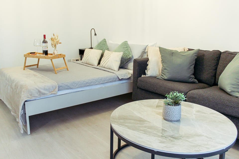 Bed, Seating area