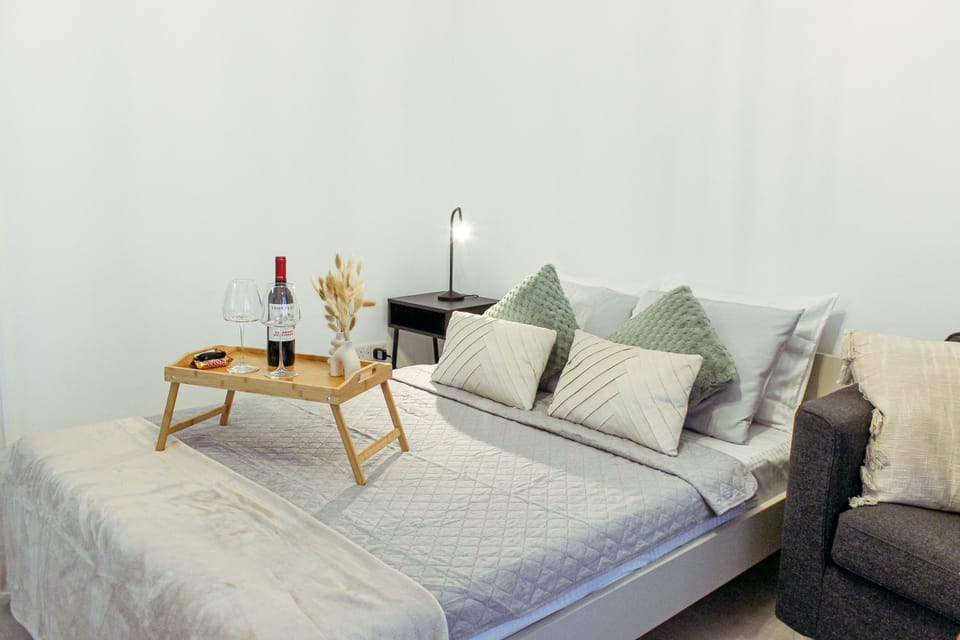 Bed, Seating area