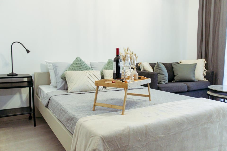 Bed, Seating area