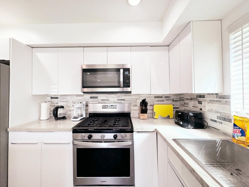 Coffee/tea facilities, microwave, oven, stove, toaster, kitchen