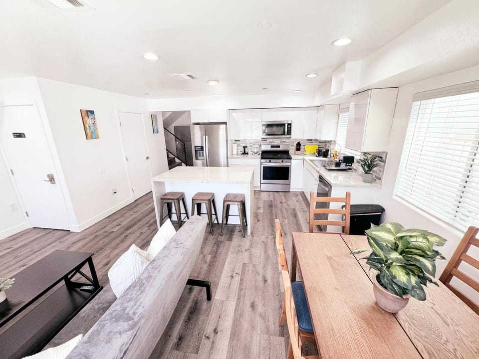 Coffee/tea facilities, Living room, Dining area, dishwasher, microwave, oven, stove, toaster, kitchen