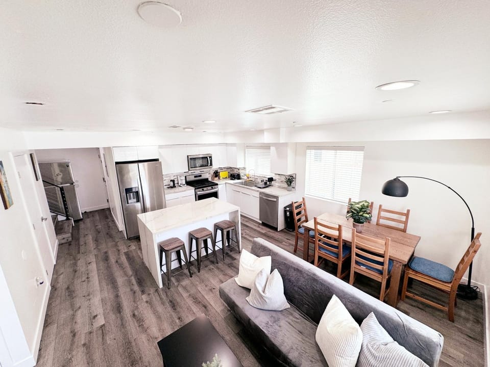 Coffee/tea facilities, Living room, Dining area, dishwasher, microwave, oven, stove, toaster, kitchen