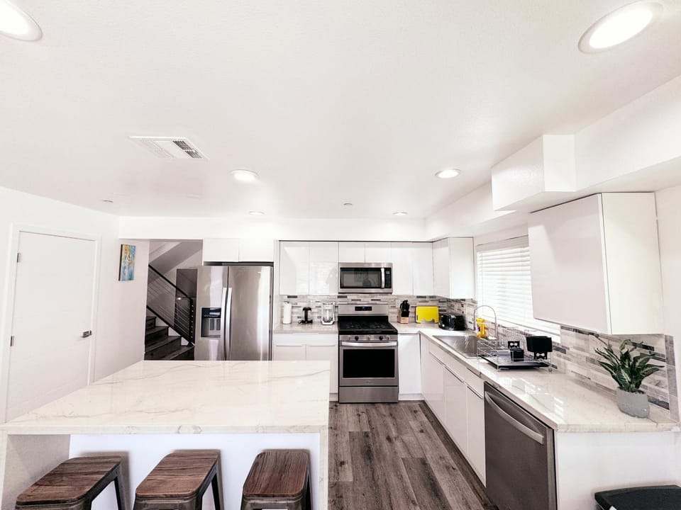 Coffee/tea facilities, dishwasher, microwave, stove, toaster, kitchen