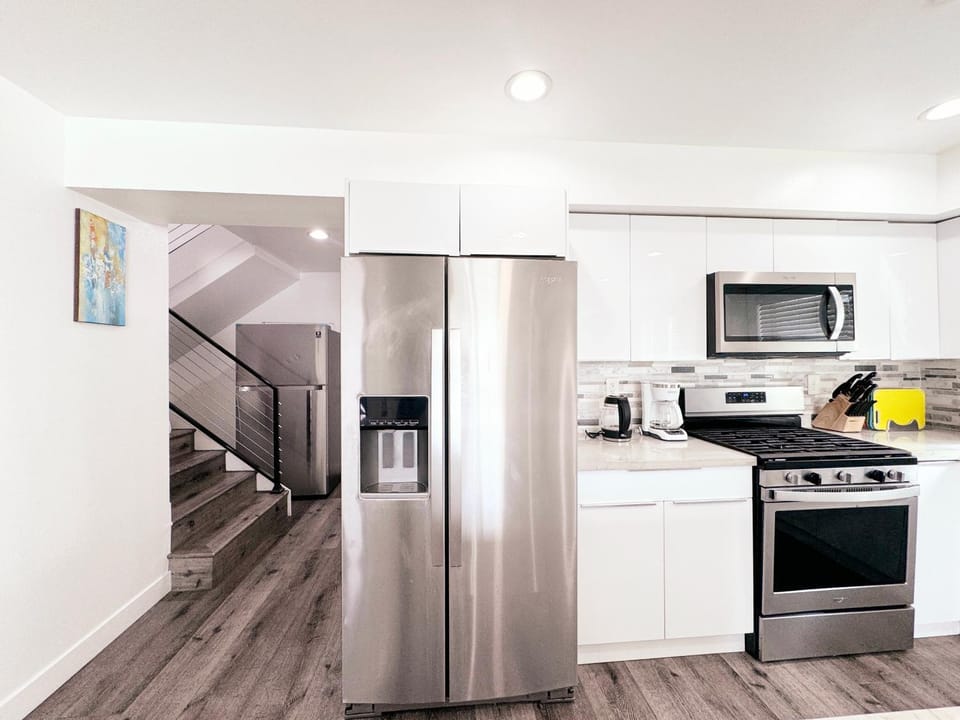 Coffee/tea facilities, microwave, oven, stove, kitchen