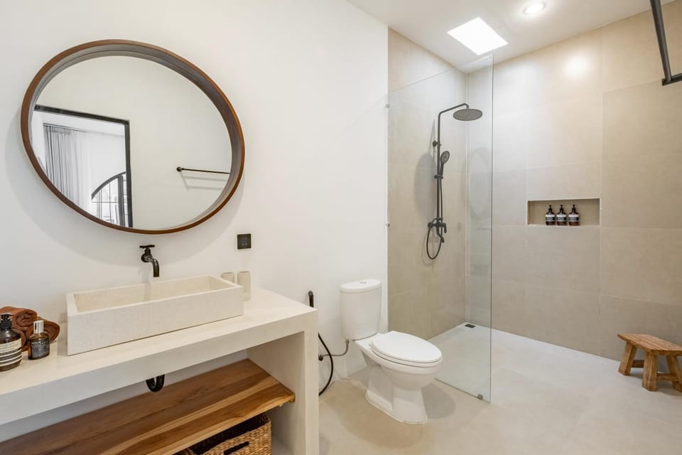 Shower, Toilet