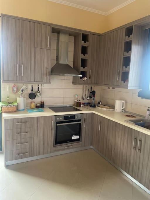 Coffee/tea facilities, Kitchen or kitchenette, stove