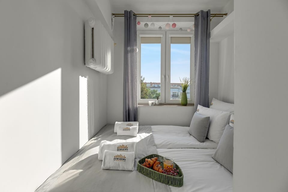 Bed, Photo of the whole room, Seating area, Bedroom, towels