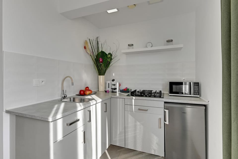 Coffee/tea facilities, Kitchen or kitchenette, dishwasher, oven, stove