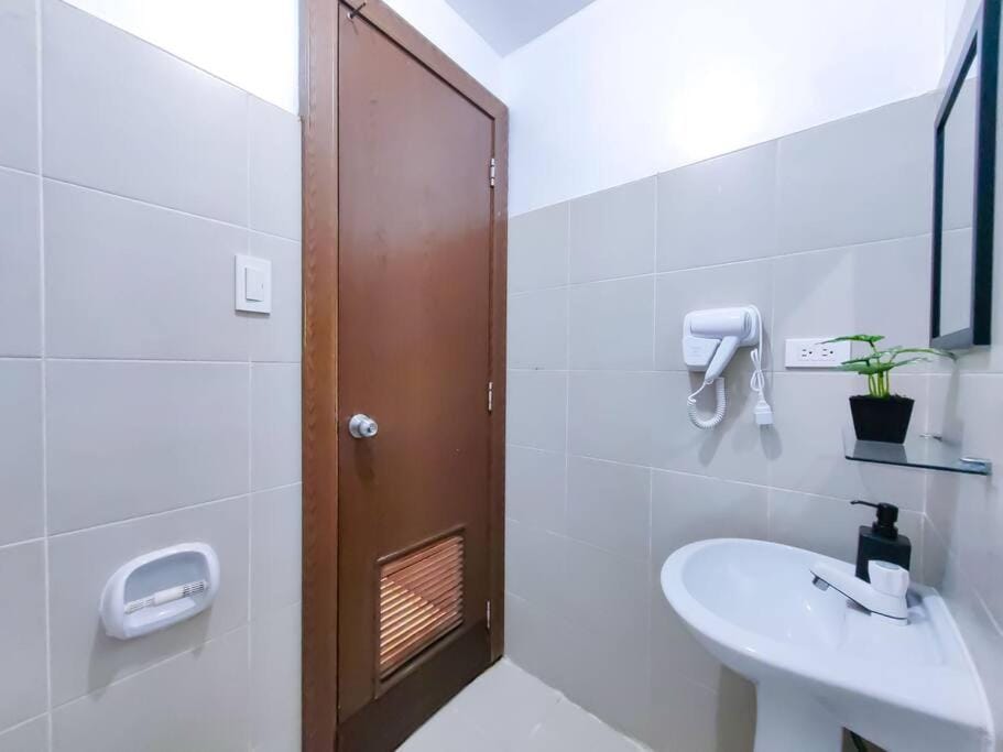Citispace 1BR Condotel Suite at Ridgewood Towers Near BGC Airport #RW04A Apartment in Makati