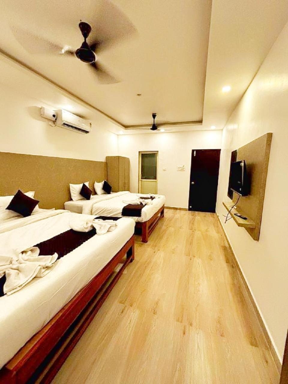 Bed, TV and multimedia, air conditioner