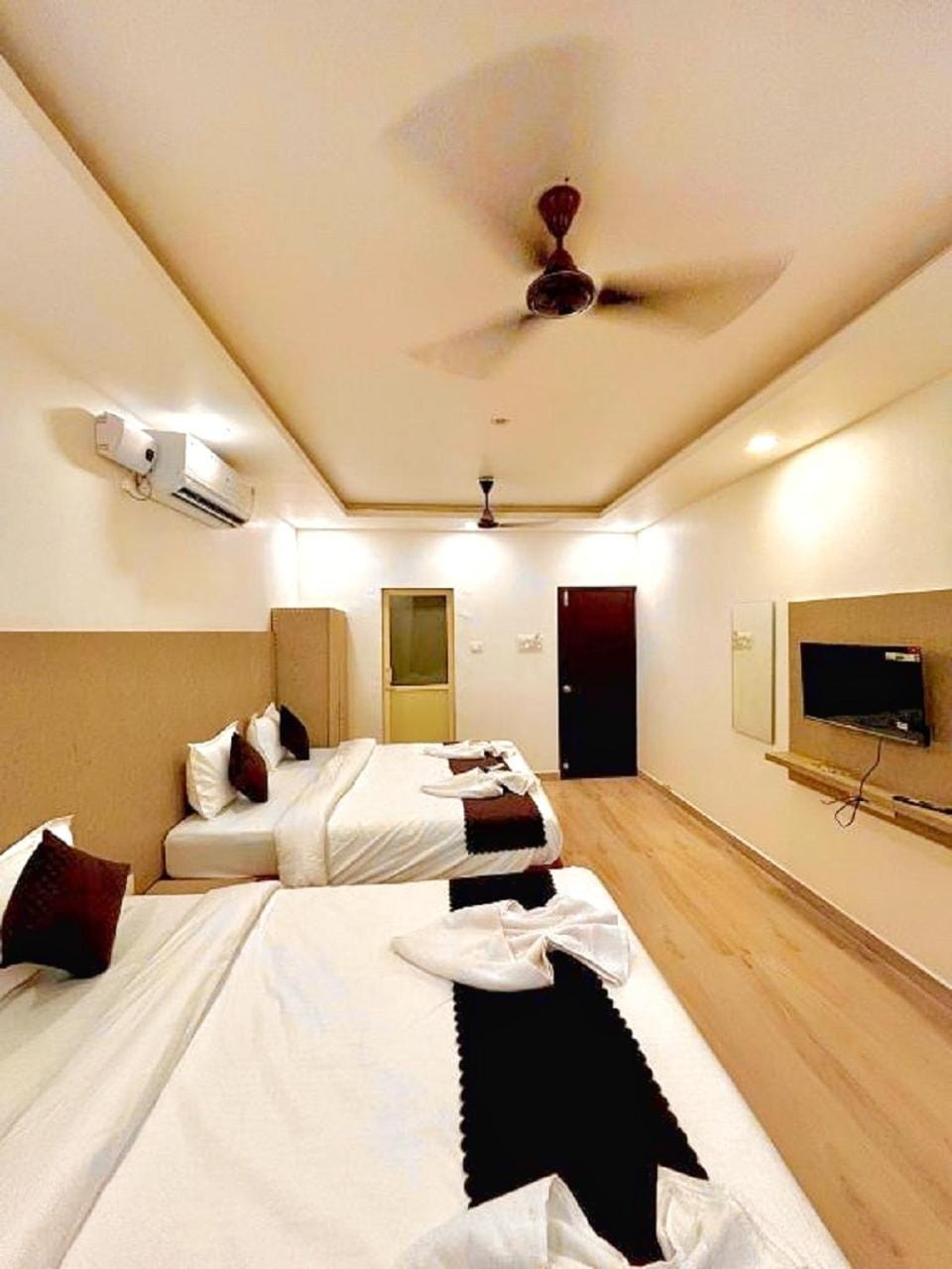 Bed, TV and multimedia, Photo of the whole room, air conditioner