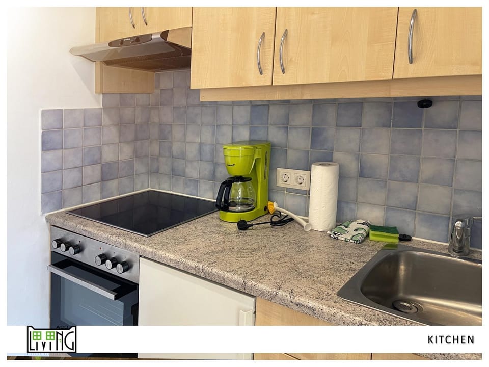 Coffee/tea facilities, Kitchen or kitchenette, stove, toaster