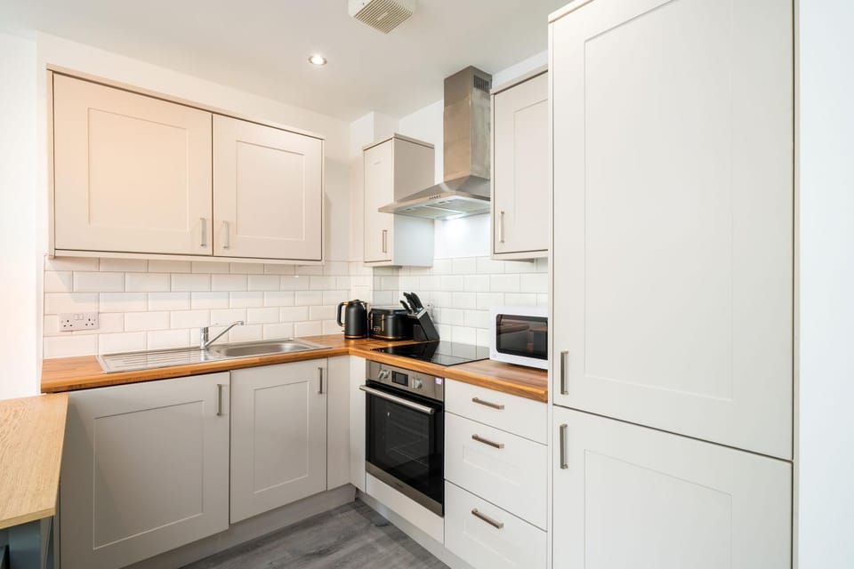 Coffee/tea facilities, Kitchen or kitchenette, oven, stove, toaster