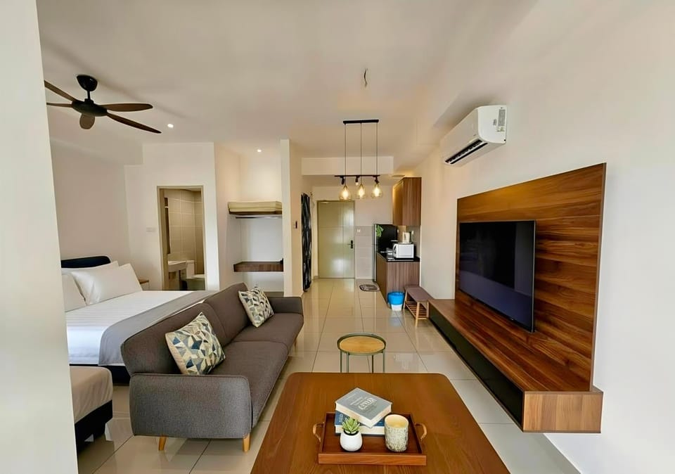 Communal lounge/ TV room, Bed, TV and multimedia, Living room, Photo of the whole room, Seating area, Evening entertainment, Bedroom