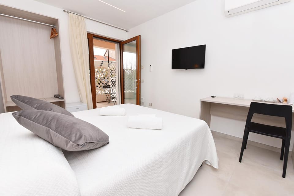 Bed, TV and multimedia, Photo of the whole room, Bedroom