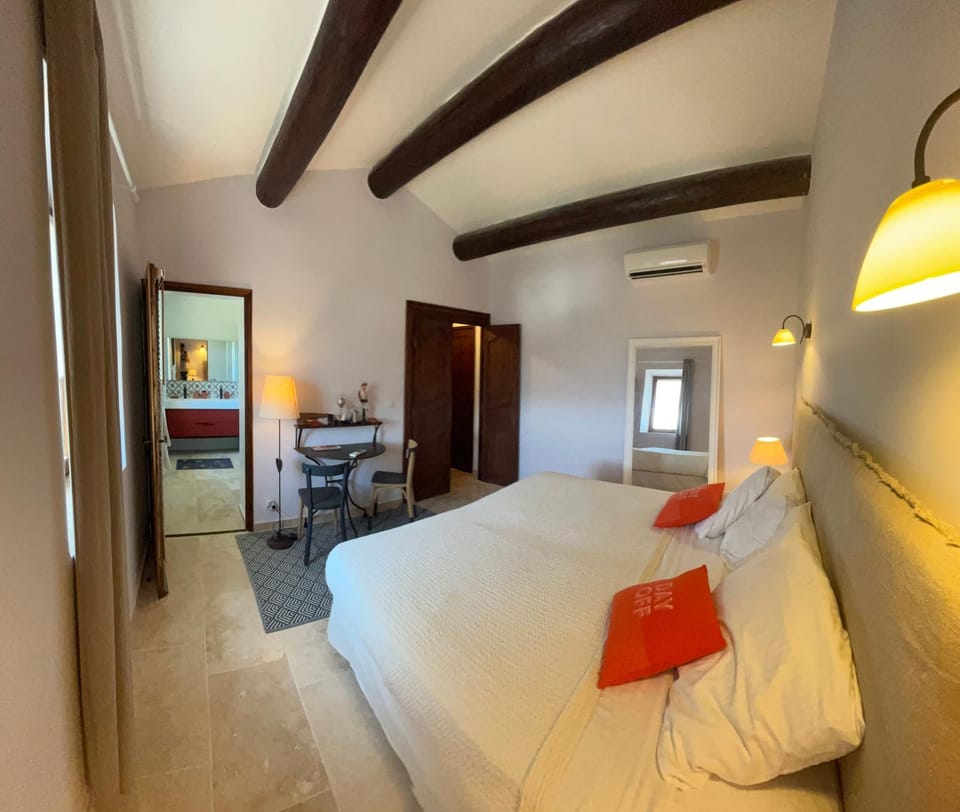 Bed, Photo of the whole room, Bedroom, air conditioner