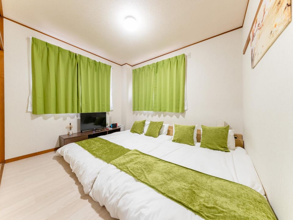Bed, TV and multimedia, Photo of the whole room, Bedroom
