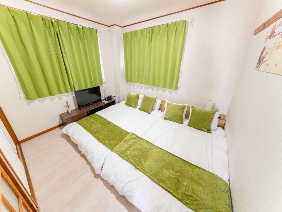 Bed, TV and multimedia, Photo of the whole room, Bedroom