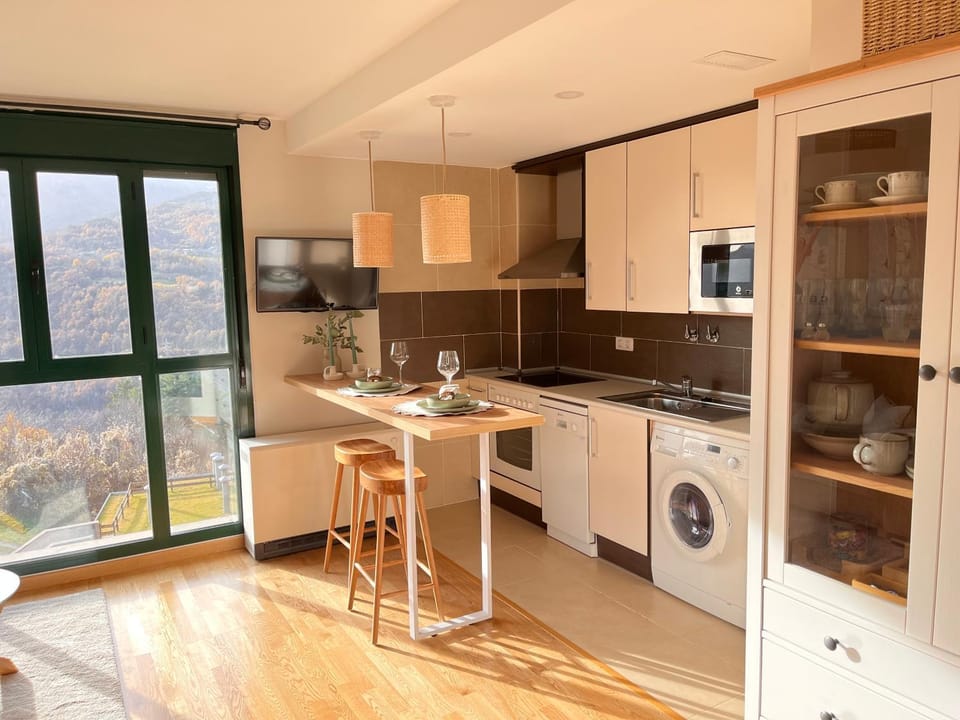 Kitchen or kitchenette, Dining area
