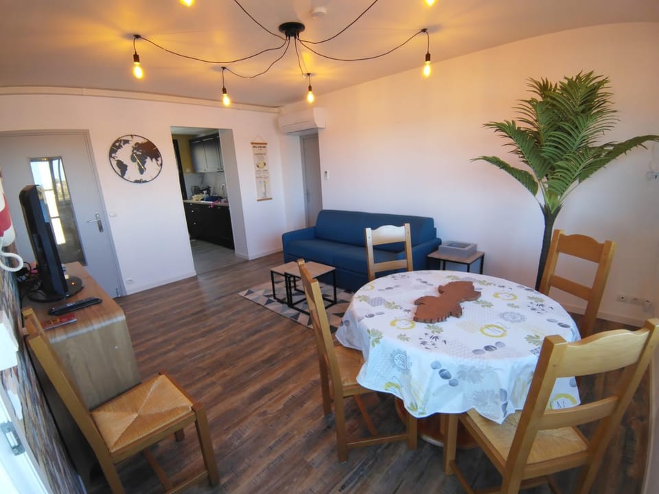 Living room, Dining area