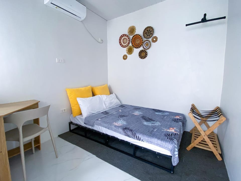 Bed, Seating area, Bedroom, air conditioner