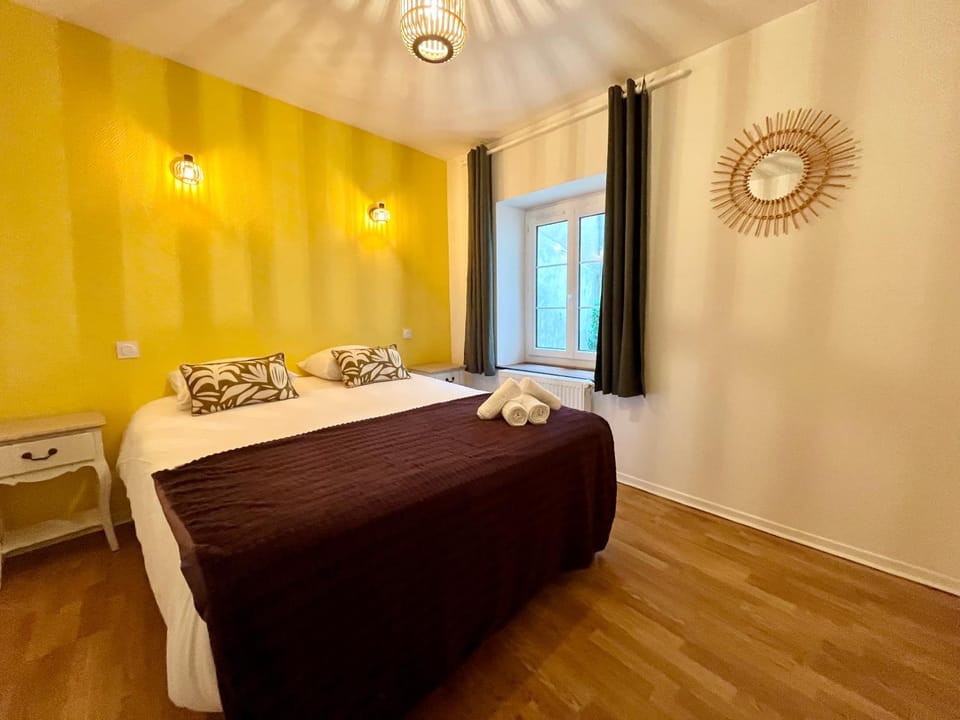 Bed, Photo of the whole room, Bedroom, towels