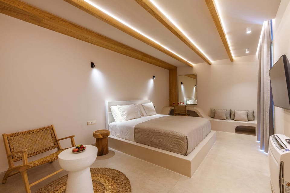 Bed, TV and multimedia, Seating area, Bedroom