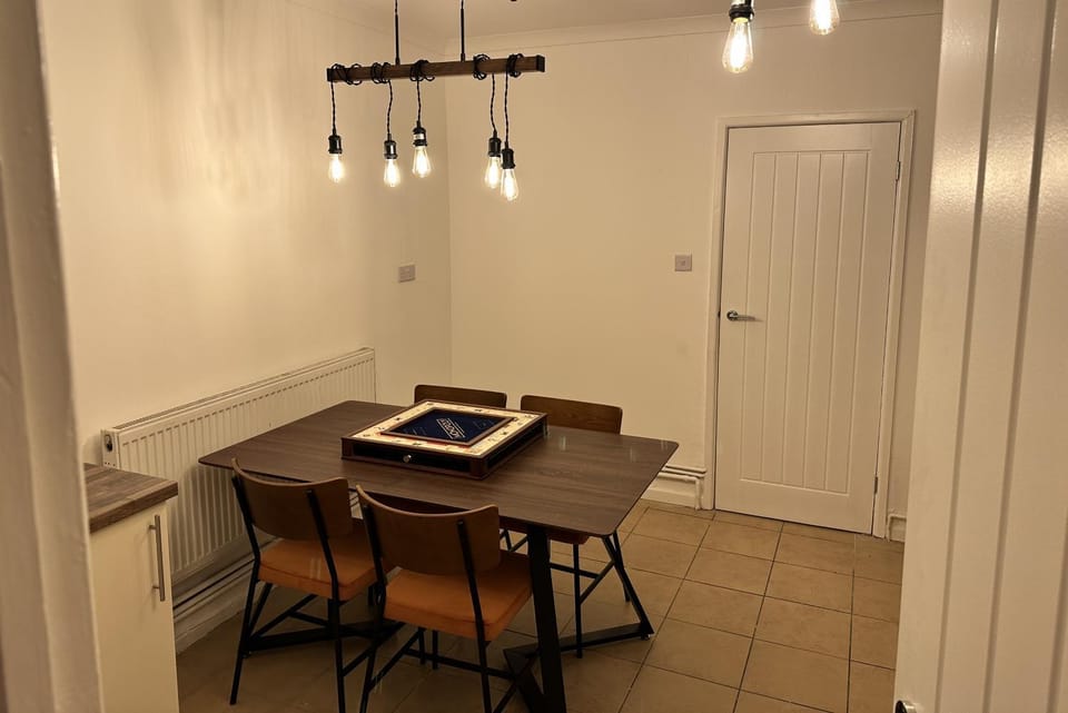 Stylish Miners Cottage, Treorchy, Rhondda Apartment in Wales