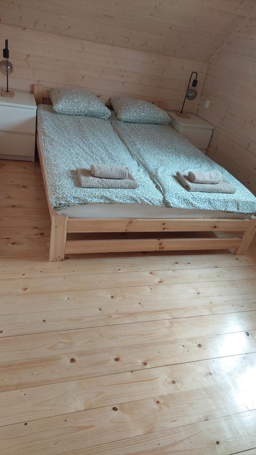 Bed, Bedroom, towels