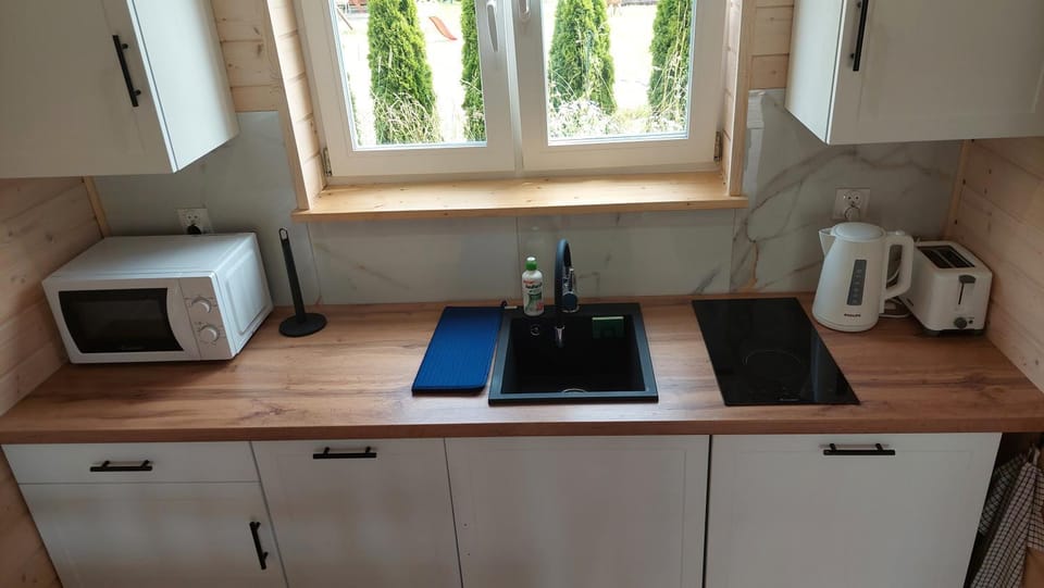 Coffee/tea facilities, Kitchen or kitchenette, stove, toaster