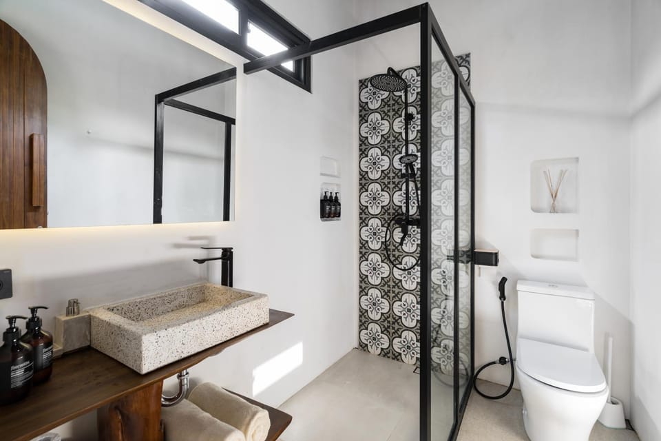 Shower, Toilet, Bathroom, towels
